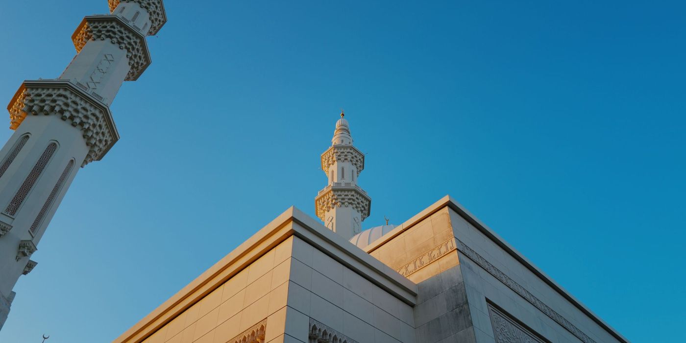 Cahaya pagi waktu dhuha di masjid