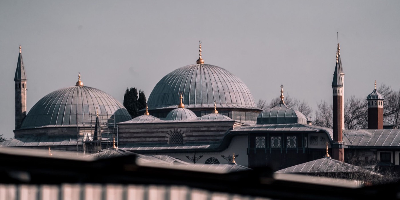Kubah dan menara masjid