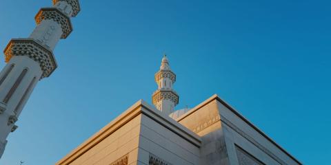Cahaya pagi waktu dhuha di masjid