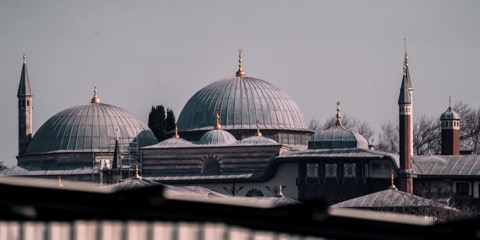Kubah dan menara masjid