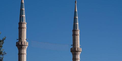 Menara masjid di bawah matahari tengah hari