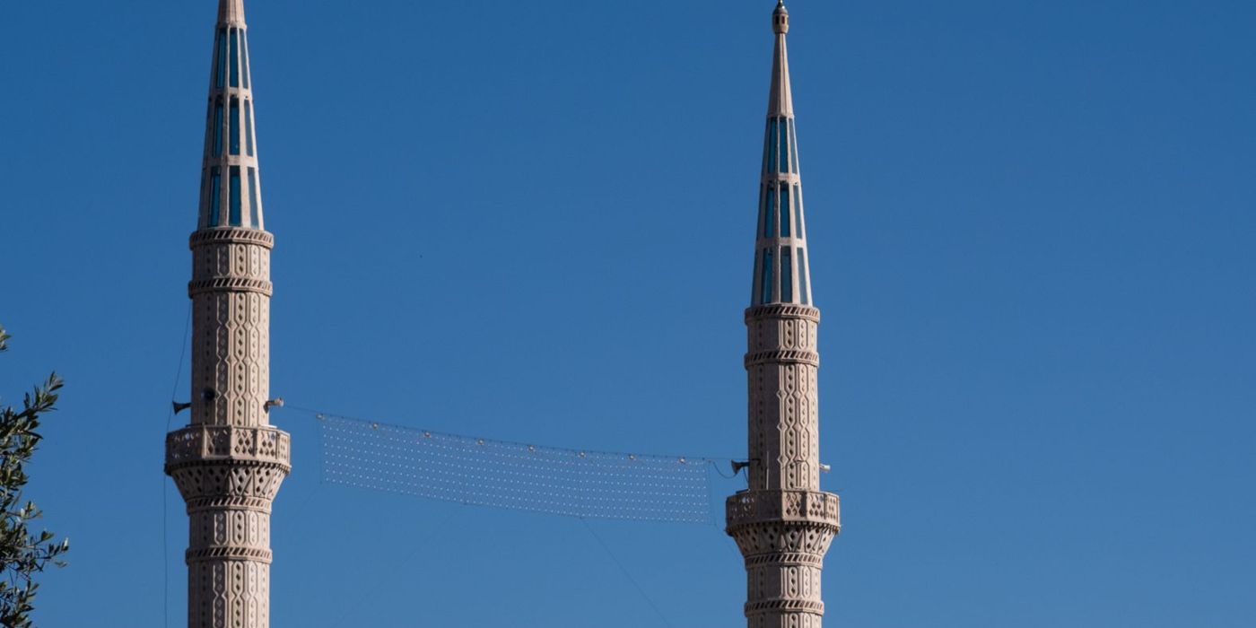 Menara masjid di bawah matahari tengah hari